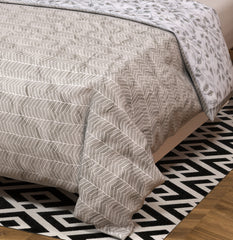 Modern White Leaf Reversible Comforter – Double Bed Quilt | Lightweight All Season Bedding