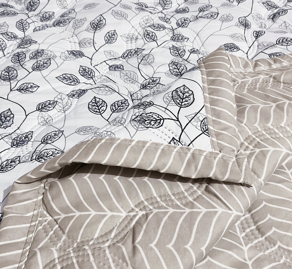 Modern White Leaf Reversible Comforter – Double Bed Quilt | Lightweight All Season Bedding
